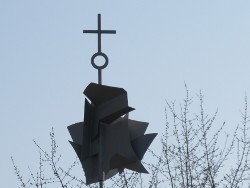 Kreuz auf dem Dach der Thomaskirche