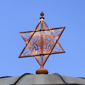 Davidstern der (alten) Synagoge in Dresden, heute auf der Kuppel der Totenhalle des Neuen Jüdischen Friedhofs
