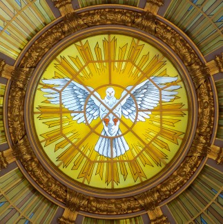 Darstellung einer Taube als Symbol des Heiligen Geistes in der Kuppel des Berliner Doms.