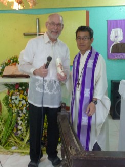 Dr. Wolfgang Kümper (li.) bei seinem letzten Besuch auf den Philippinen mit Rev. Rady Pelobello (re.)