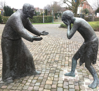 Gertrud Büscher-Eilert (1914-2004), Ohne Titel (Der barmherzige Vater), Bronze, ca. 1990, Katholische Kirche St. Johannes Nepomuk in Burgsteinfurt