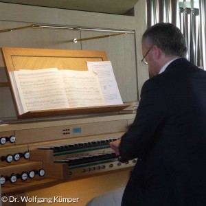 Organist Stefan Demling an der neuen Orgel der Thomaskirche.